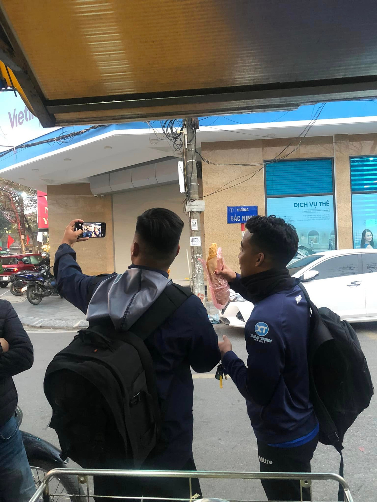 Sau khi được nhiều người biết đến, quán chuối chiên cũng ngày một đông khách hơn. Chủ quán hào hứng chia sẻ hình ảnh các cầu thủ của đội bóng Thép Xanh Nam Định cũng đến ủng hộ.