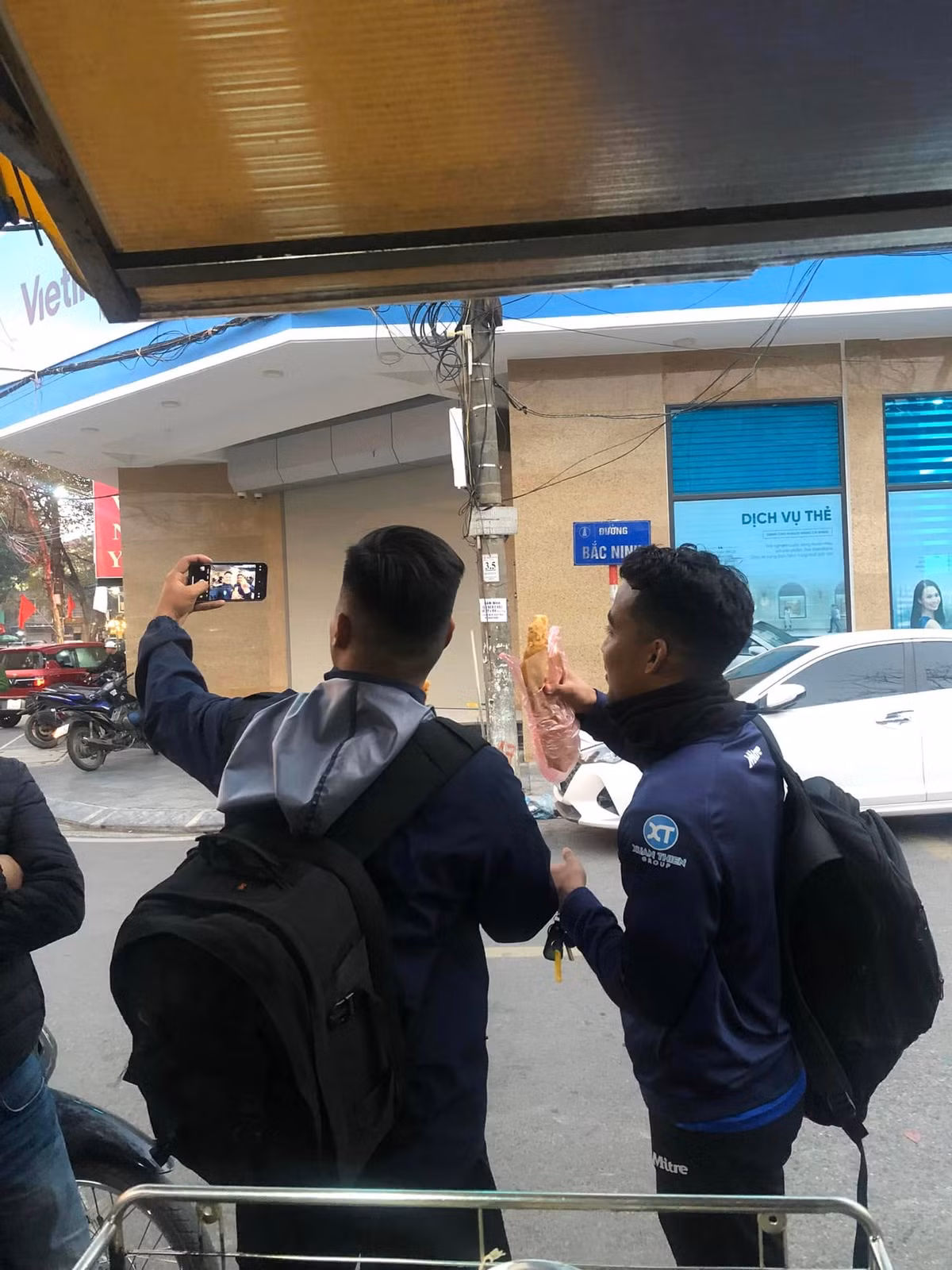 Sau khi được nhiều người biết đến, quán chuối chiên cũng ngày một đông khách hơn. Chủ quán hào hứng chia sẻ hình ảnh các cầu thủ của đội bóng Thép Xanh Nam Định cũng đến ủng hộ.