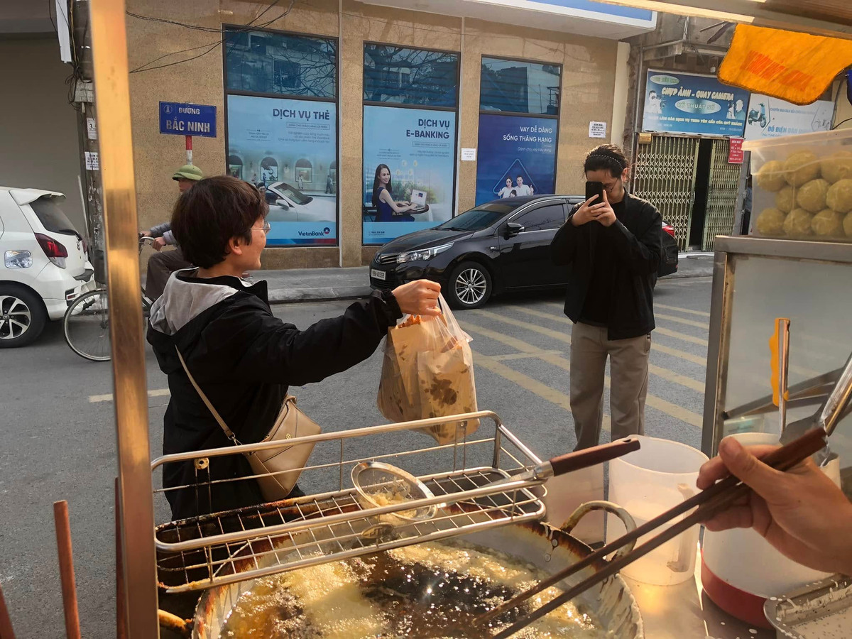 Khách hàng hào hứng chụp ảnh check-in cùng hàng chuối chiên để "cheap moment" với Xuân Son.