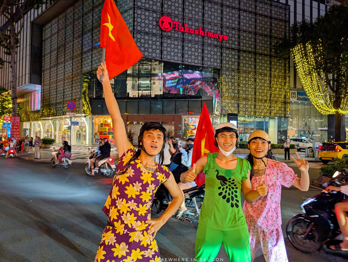 Cảnh tượng hòa ca, ăn mừng trên đường phố.