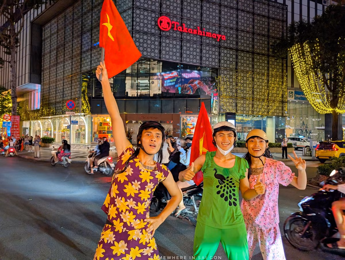 Cảnh tượng hòa ca, ăn mừng trên đường phố.