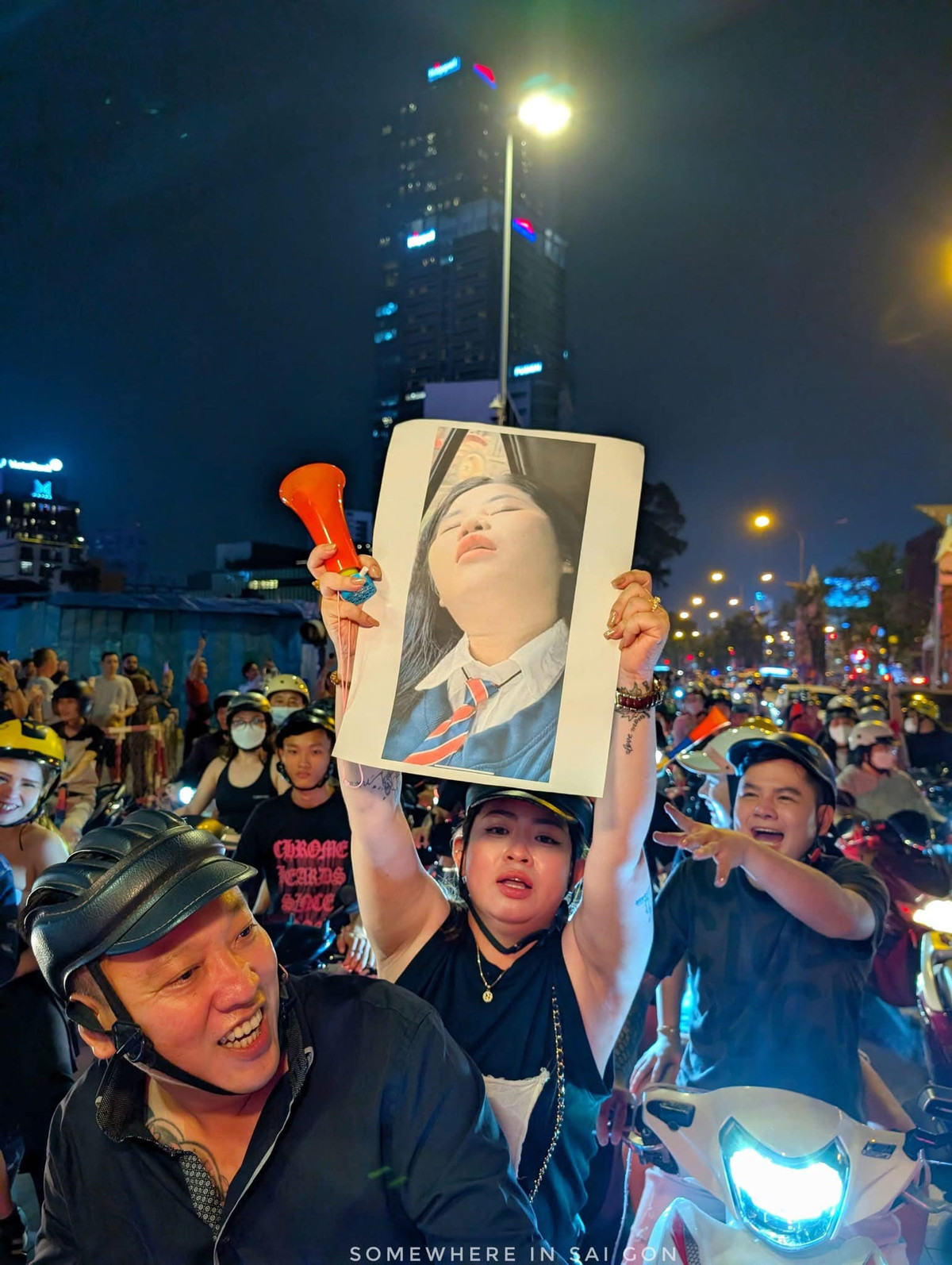 Năm 2018, chúng ta được chứng kiên khung cảnh đi bão cực kỳ ấn tượng, nhà nhà người người đổ xô xa đường, ai có gì dùng nấy: từ xông nồi bát đũa, đến tranh cổ động, cờ đỏ sao vàng, thậm chí cả những biển bảng quảng cáo cũng được người dân tiện tay mang đi bão. Không khí ấy dường như được tái hiện lại một lần nữa vào tối 2/1.