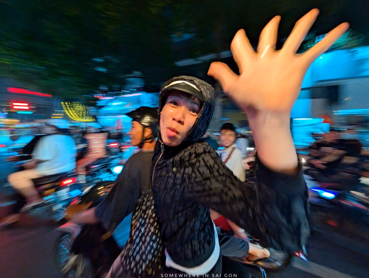 Người dân cầm theo cờ, kèn và các vật cổ vũ đổ ra đường sau khi xem trận chung kết lượt đi.