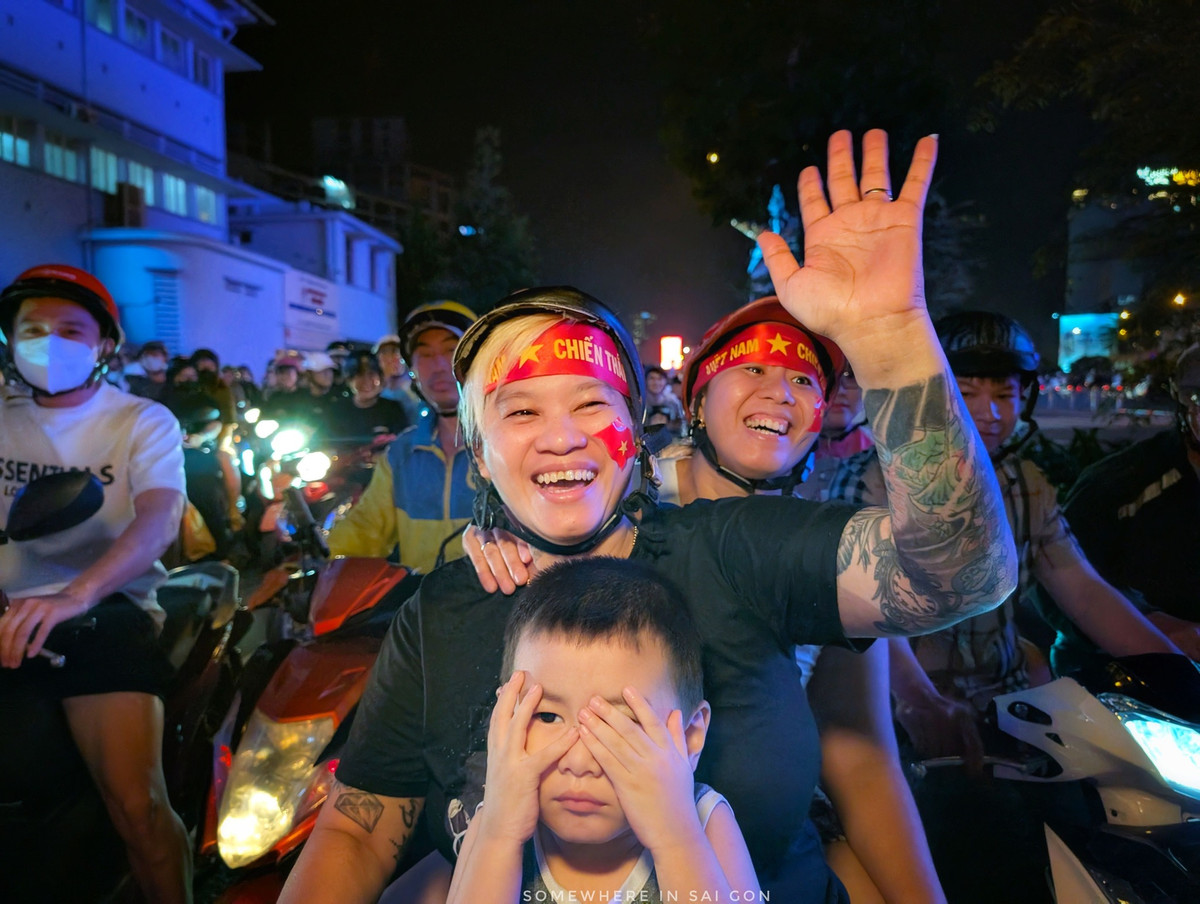 Thắng lợi trước Thái Lan đã mang đến những khoảnh khắc vỡ òa cảm xúc cho hàng triệu trái tim người hâm mộ. Chiến thắng này không chỉ giúp đội tuyển có lợi thế ở trận lượt về mà còn là món quà ý nghĩa dành tặng cho những người đã luôn sát cánh cùng đội tuyển.