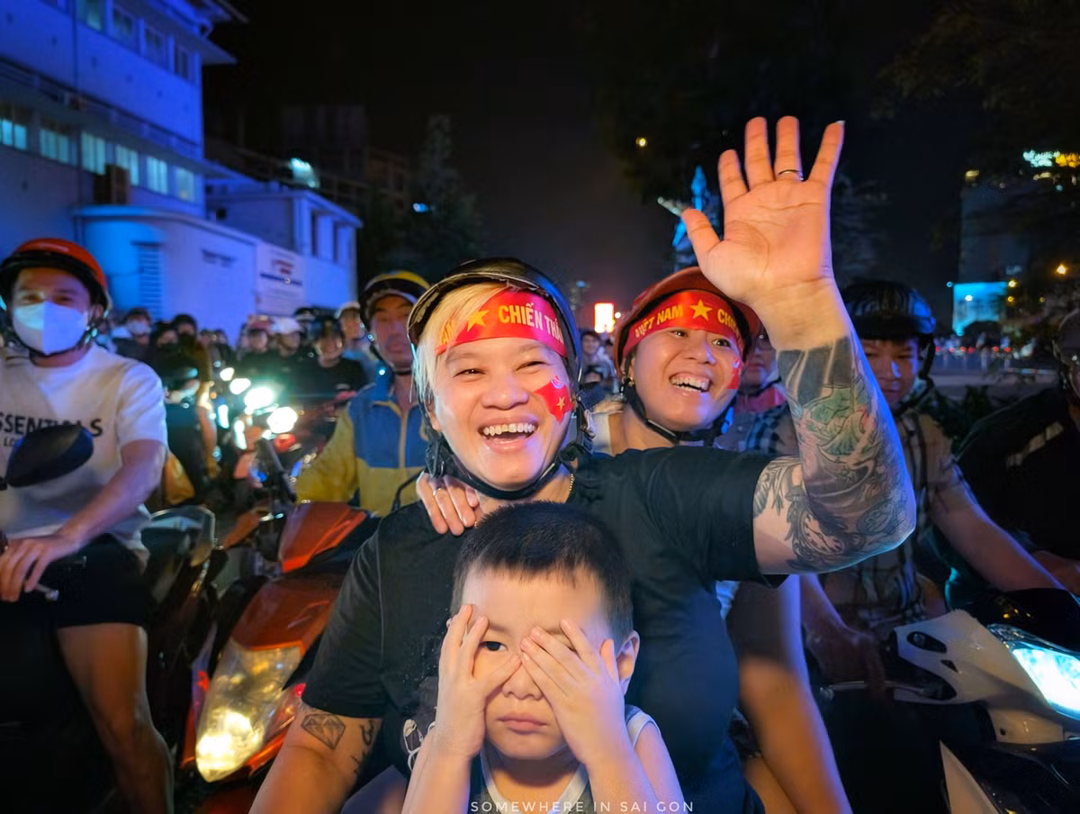 Thắng lợi trước Thái Lan đã mang đến những khoảnh khắc vỡ òa cảm xúc cho hàng triệu trái tim người hâm mộ. Chiến thắng này không chỉ giúp đội tuyển có lợi thế ở trận lượt về mà còn là món quà ý nghĩa dành tặng cho những người đã luôn sát cánh cùng đội tuyển.