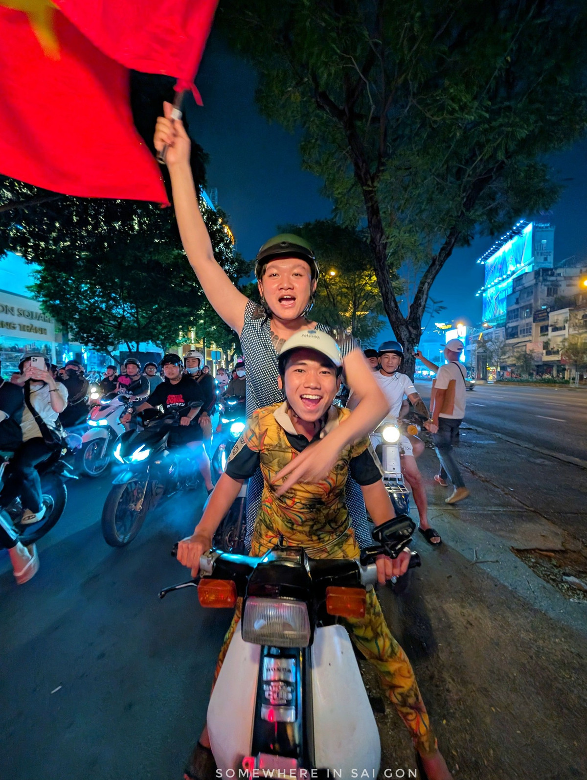 Nhiều bạn trẻ phấn khích trước chiến thắng của đội tuyển Việt Nam. Thầy trò HLV Kim Sang-sik đã cống hiến cho người hâm mộ một trận cầu kịch tính, với nhiều giây phút "thót tim".