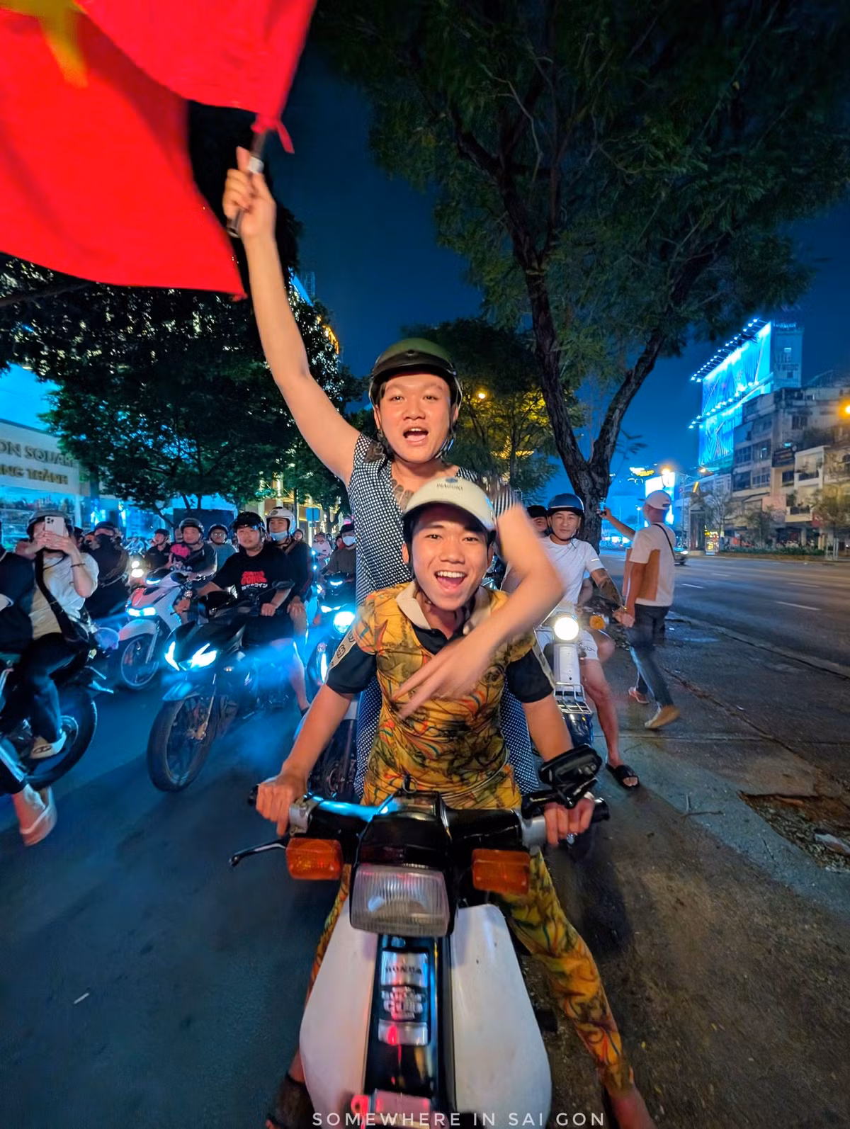 Nhiều bạn trẻ phấn khích trước chiến thắng của đội tuyển Việt Nam. Thầy trò HLV Kim Sang-sik đã cống hiến cho người hâm mộ một trận cầu kịch tính, với nhiều giây phút "thót tim".