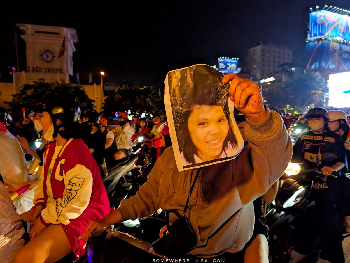 Những chiếc meme quen thuộc được người dân in hẳn ra mang đi bão...