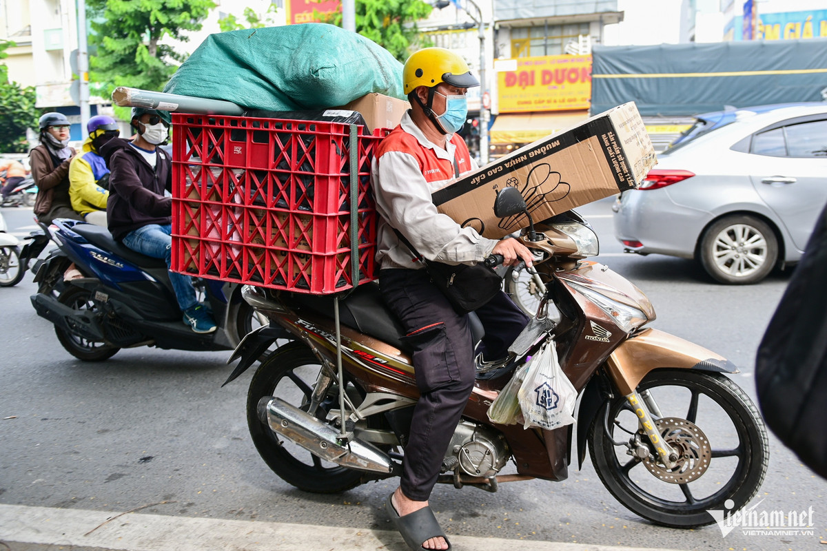Ngay sau đó, anh T. phải tháo dỡ hàng hoá, không để che lấp biển số xe rồi mới được tiếp tục lưu thông trên đường.