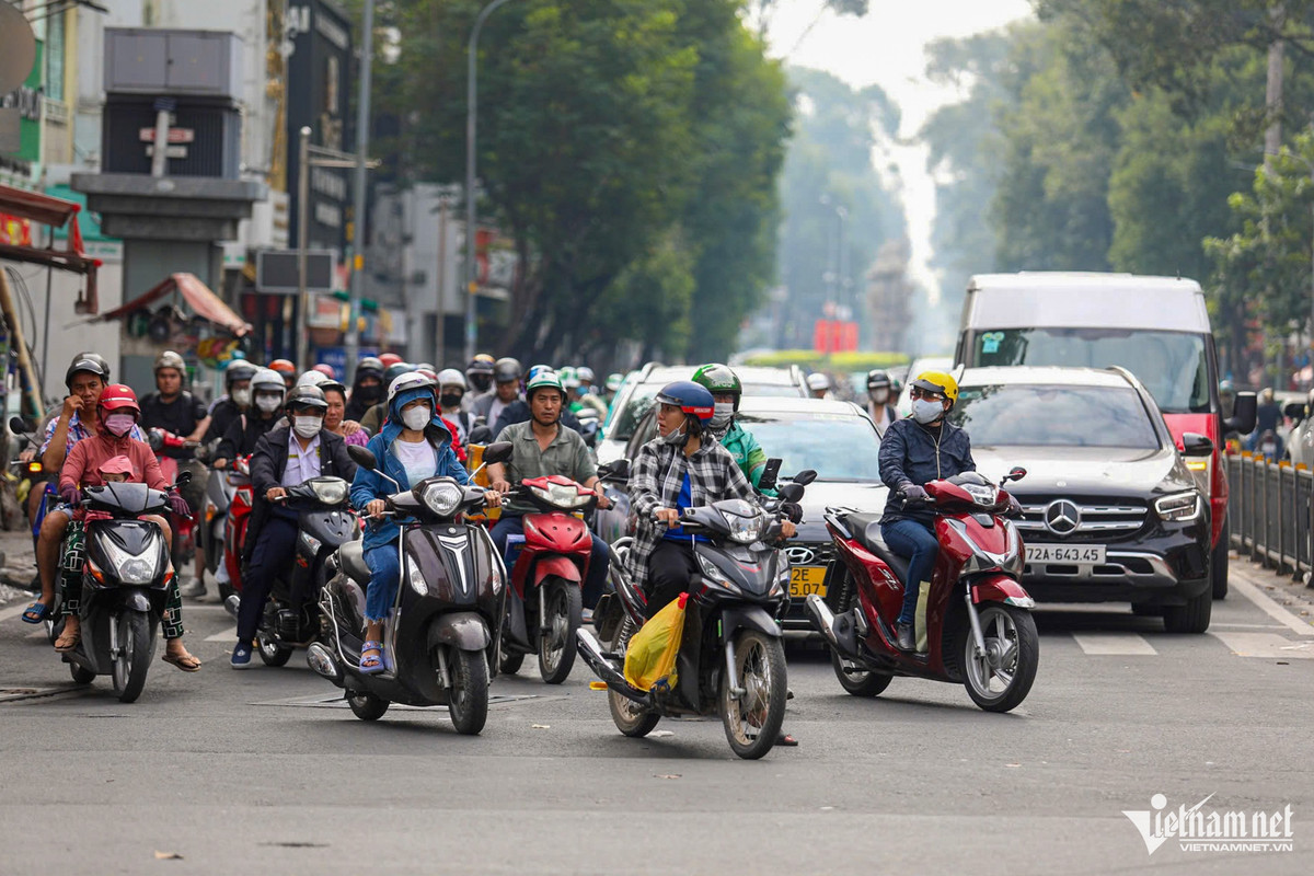 Việc nâng mức xử lý vi phạm hành chính nhằm bảo đảm tính răn đe một bộ phận người dân tham giao thông có ý thức chưa tốt, phòng ngừa và giảm thiểu nguy cơ dẫn tới tai nạn giao thông. Tuy nhiên, tại một số thời điểm vắng mặt lực lượng chức năng làm nhiệm vụ, nhiều phương tiện tại TPHCM vẫn bất chấp để vượt đèn đỏ.