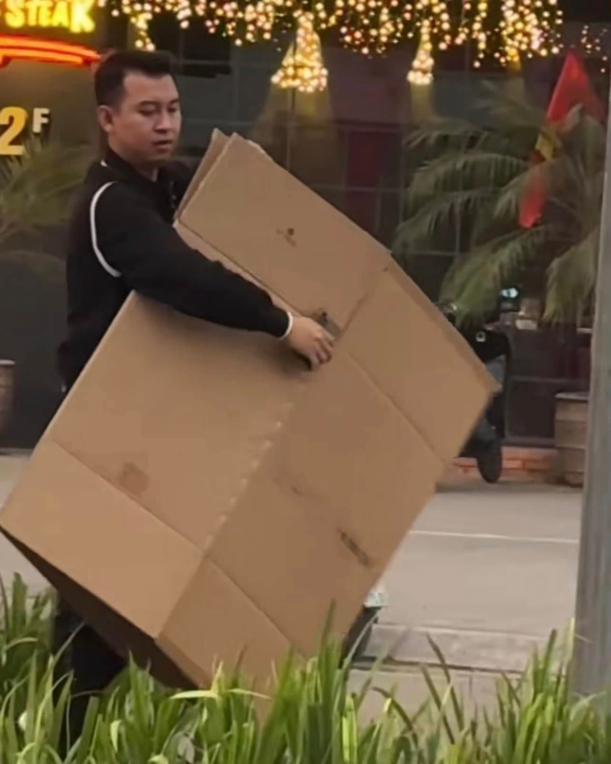 Người dân cũng cần nhập nội dung của vụ việc kèm theo hình ảnh hoặc video. Cơ quan chức năng đề nghị người dân sử dụng ngôn ngữ tiếng Việt; cung cấp trung thực, khách quan các vụ việc phản ánh. Cơ quan công an sẽ đảm bảo bảo mật thông tin của người phản ánh.