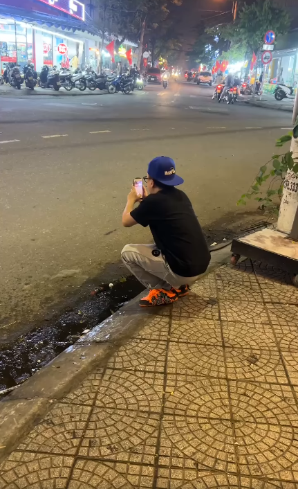 Không rõ rằng việc quay phim ghi hình người vi phạm giao thông để gửi cho cơ quan chức năng lấy tiền "thưởng" là thật hay chỉ để "tạo content", thế nhưng trên mạng xã hội, rất nhiều người bày tỏ hưởng ứng với hành động này.