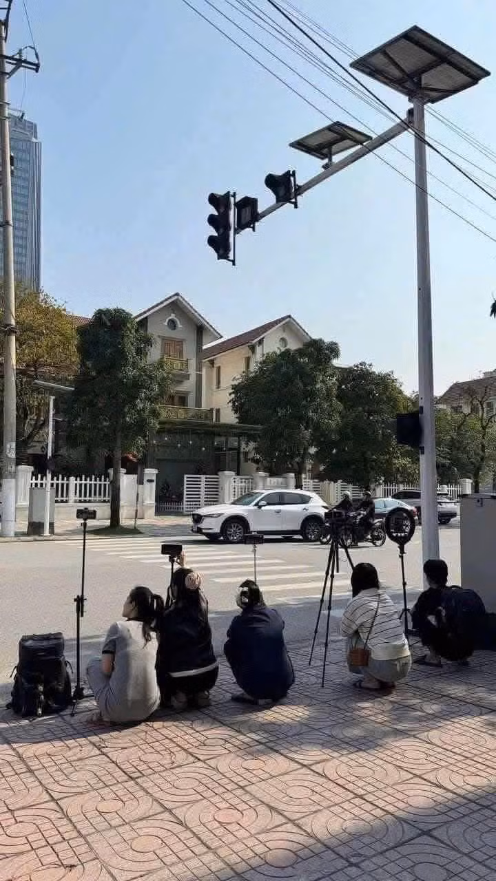 Sau khi thông tin này được chia sẻ rộng rãi trên mạng xã hội, rất nhiều bạn trẻ đã rủ nhau ra đường "săn" người vi phạm giao thông.