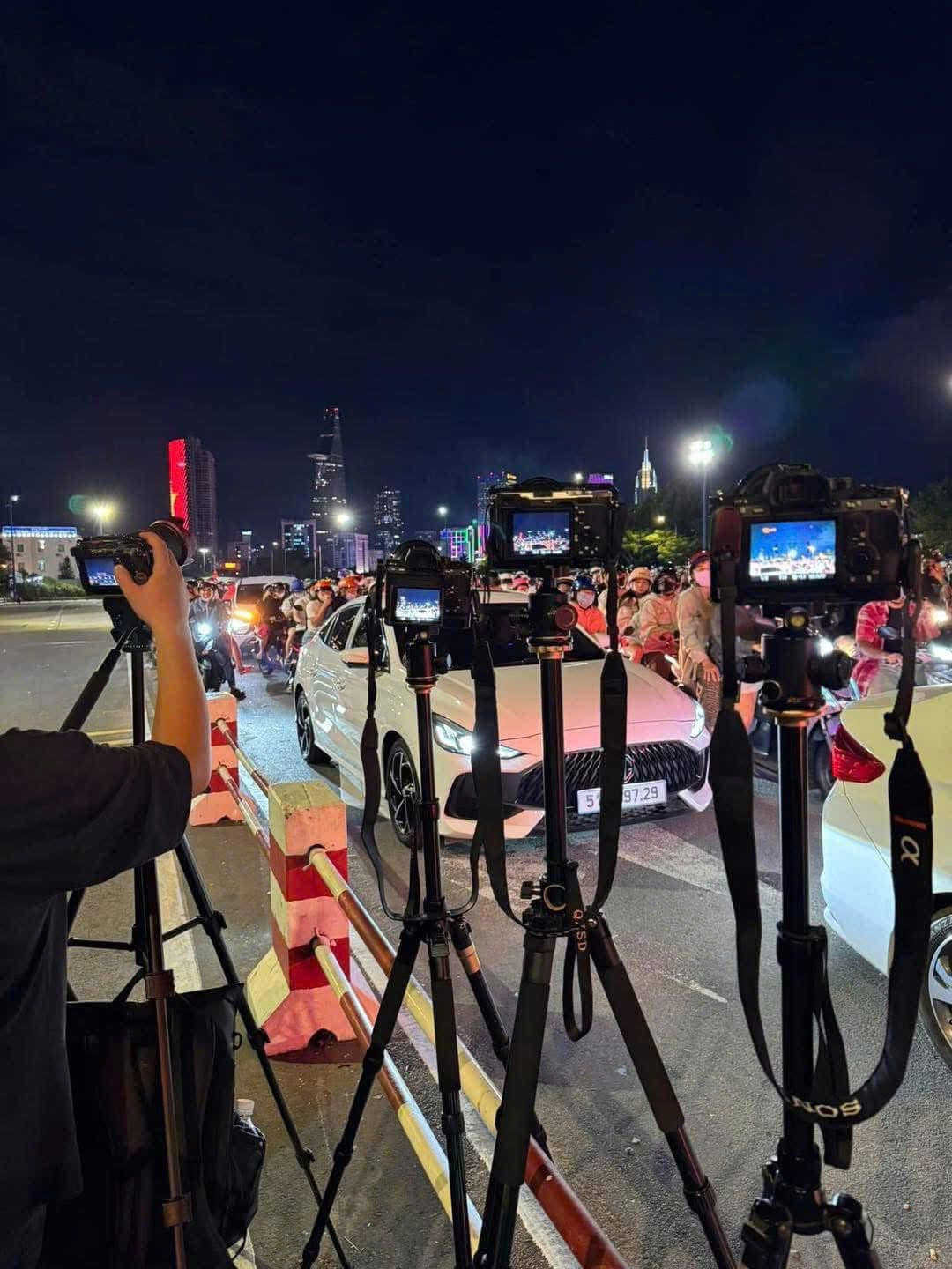 Nhiều người cho rằng, trong thời đại số, ai ai cũng có điện thoại thông minh, thì việc quay phim ghi hình vô cùng đơn giản. Việc giám sát lẫn nhau như vậy sẽ thúc đẩy sự văn minh khi tham gia giao thông.