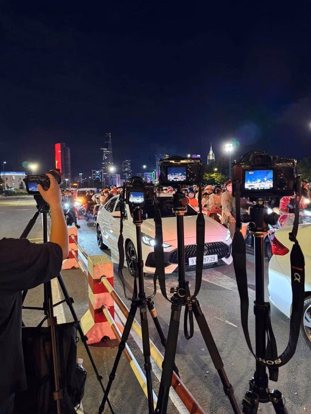 Nhiều người cho rằng, trong thời đại số, ai ai cũng có điện thoại thông minh, thì việc quay phim ghi hình vô cùng đơn giản. Việc giám sát lẫn nhau như vậy sẽ thúc đẩy sự văn minh khi tham gia giao thông.