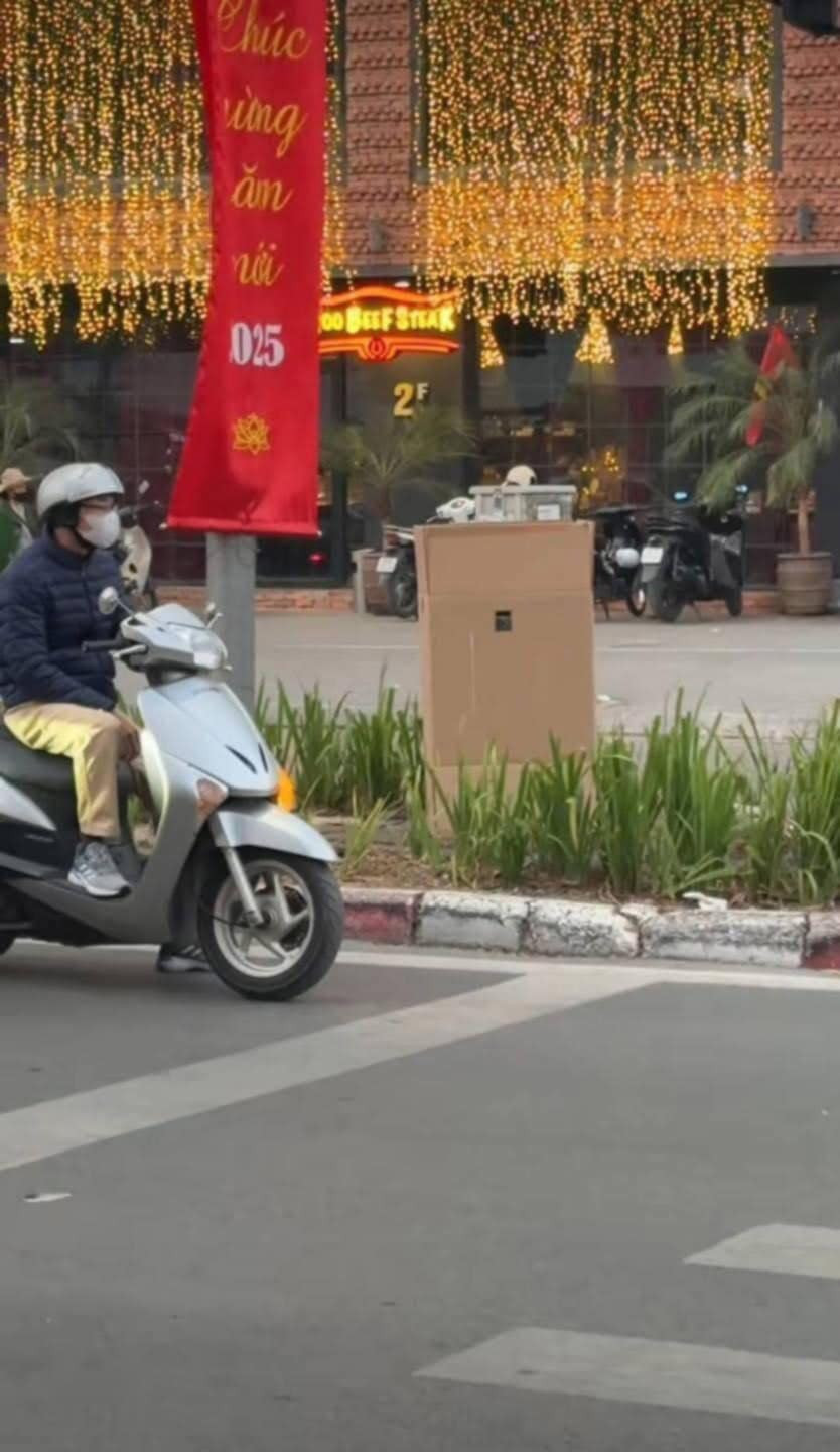 Có người còn ngụy trang bằng một chiếc thùng carton.