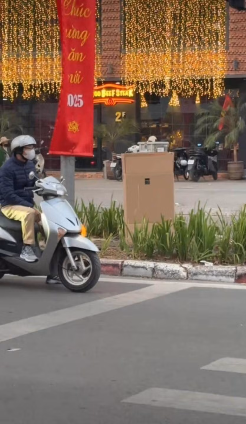 Có người còn ngụy trang bằng một chiếc thùng carton.