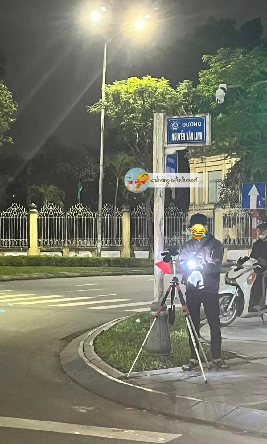 Ở các ngã ba, ngã tư đèn đỏ nhiều người đã đứng sẵn với dụng cụ là máy quay, hoặc chỉ cần một chiếc điện thoại.