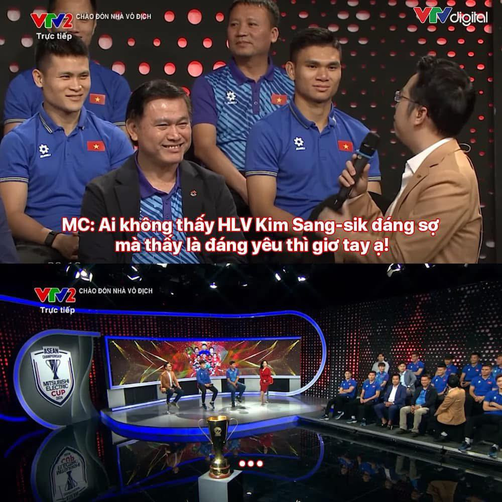 Khi được MC hỏi rằng ai không thấy HLV Kim Sang-sik đáng sợ mà đáng yêu thì giơ tay, các cầu thủ đều ngồi yên khiến khán giả bật cười.