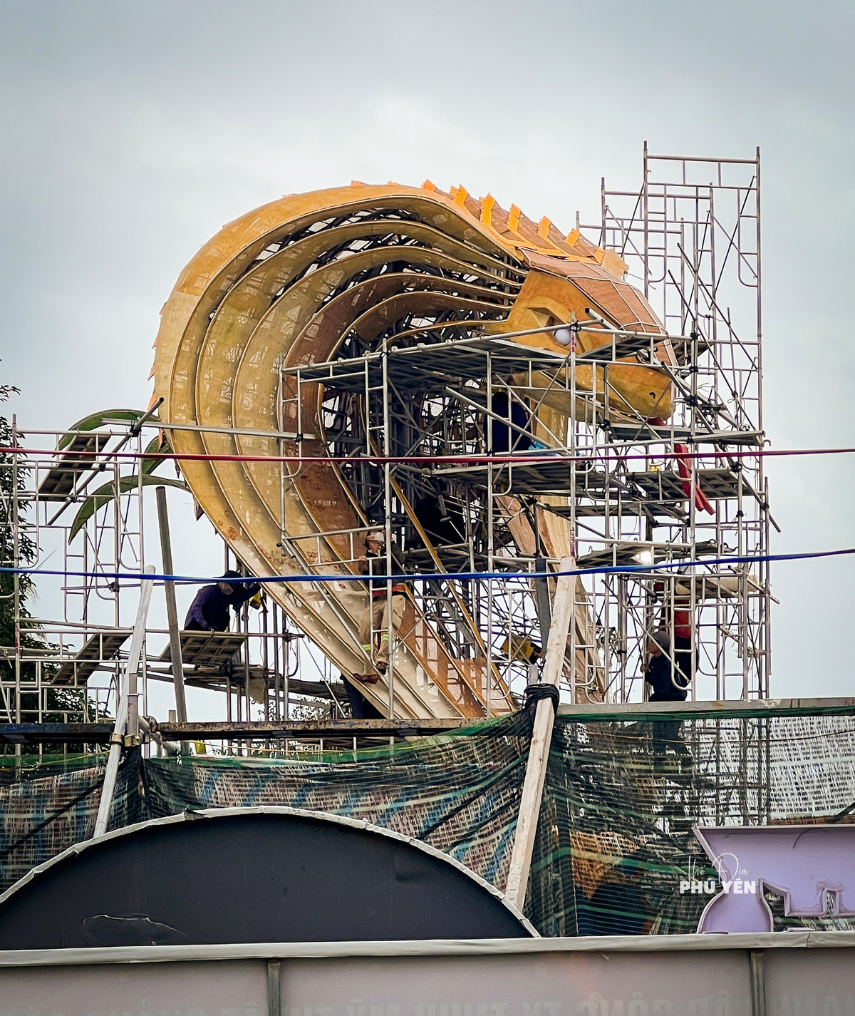 Rắn là loài biểu trưng cho sự khôn ngoan, thiêng liêng, cho nguồn năng lượng và sự sáng tạo, sự tái sinh, bất tử, vĩnh cửu. Với người Việt Nam, rắn là con vật hiểm ác, đáng sợ, không thân thiện với con người. Nhưng chính vì đặc tính đó mà con người thần thánh hóa loài rắn, thờ cúng rắn như một vị thủy thần để cầu thân với rắn, mong muốn không bị rắn làm hại.