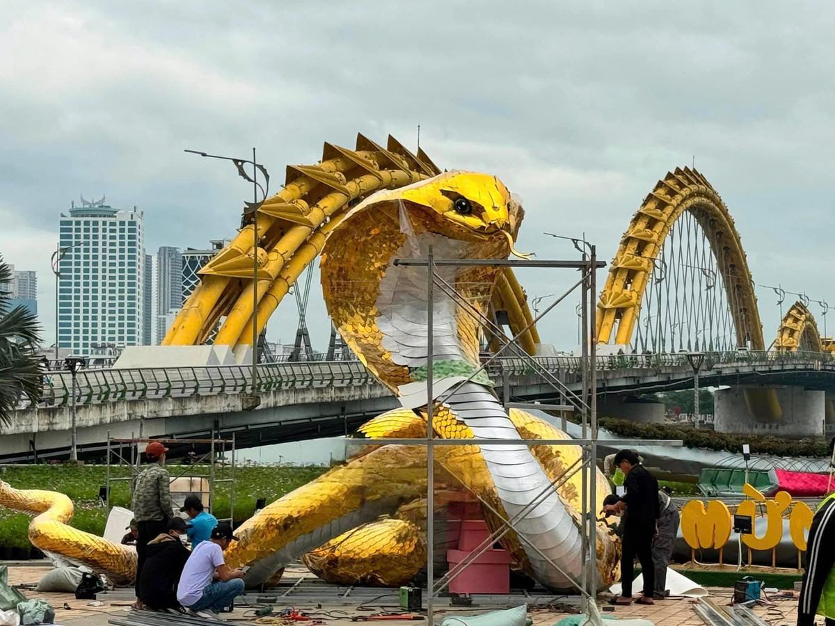 Dù đang trong quá trình hoàn thiện, nhưng ngay khi linh vật này xuất hiện tại đường hoa đã thu hút nhiều người dân đến xem, chụp ảnh.