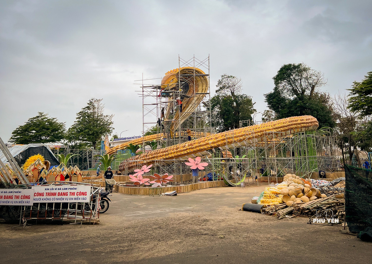 Mô hình rắn ở Phú Yên cũng khiến netizen phải trầm trồ với vẻ uy nghi của mình.