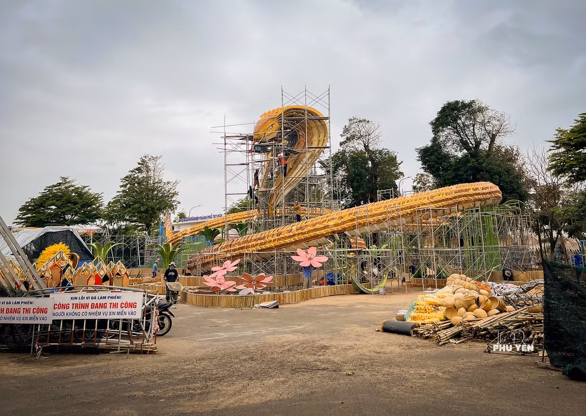 Mô hình rắn ở Phú Yên cũng khiến netizen phải trầm trồ với vẻ uy nghi của mình.