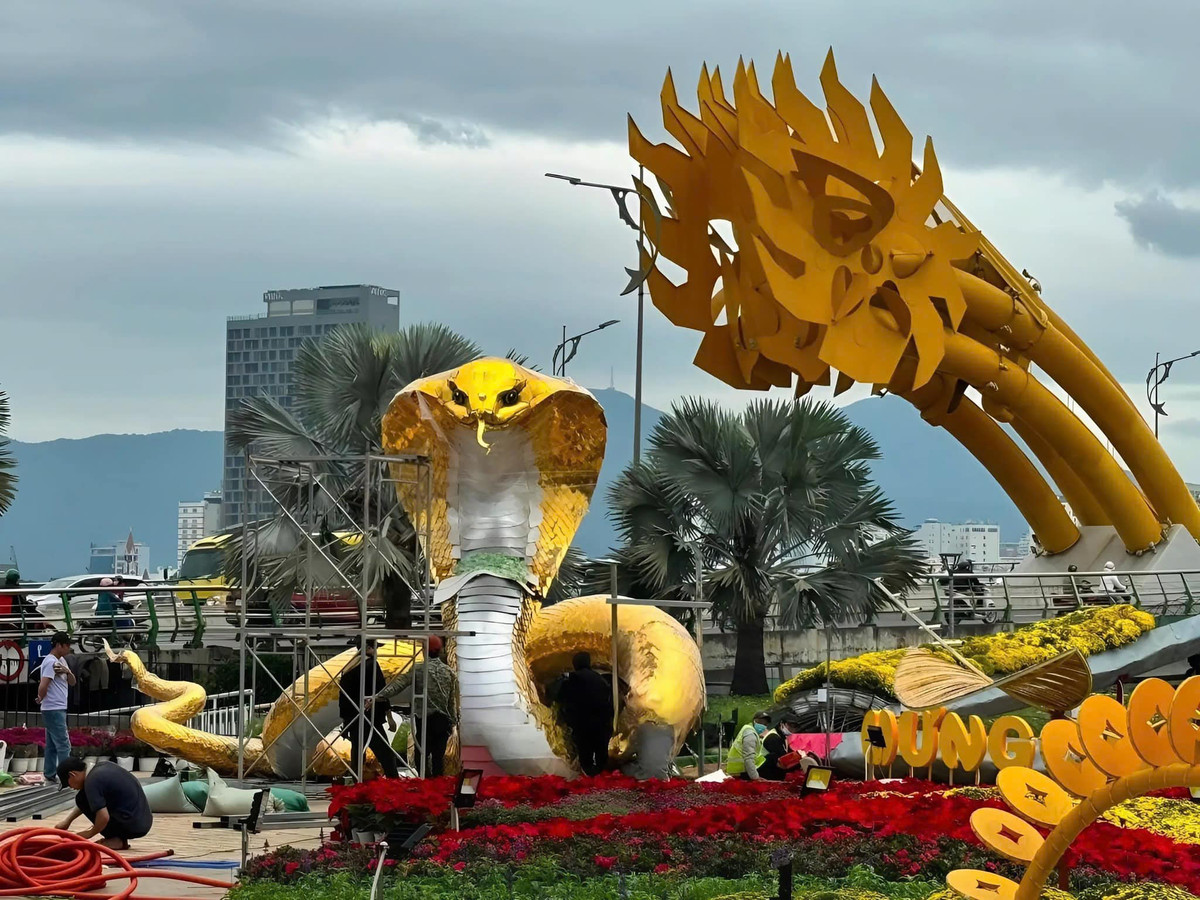 Linh vật rắn do nghệ nhân Đinh Văn Tâm ở tỉnh Quảng Trị thi công.