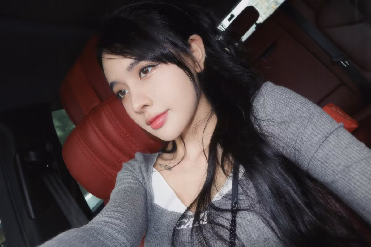 Trần Bích Hạnh sinh năm 1993, đến từ Nam Định. Cô nàng từng nổi tiếng với nickname “hot girl phòng gym” với màn lột xác từ cô gái mũm mĩm trở nên nóng bỏng nhờ tập luyện.
