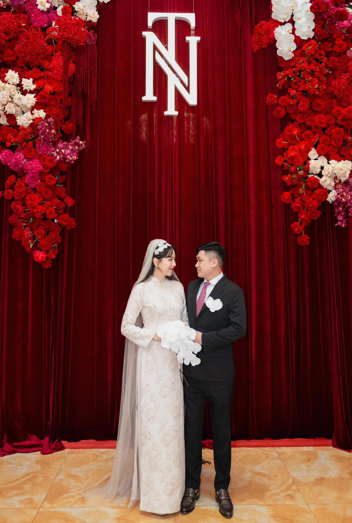 Theo dõi Mai Ngọc, thời gian gần đây, cô ưu tiên những trang phục rộng rãi, che dáng tối đa. Nhiều người đồn đoán rằng người đẹp đang mang thai con đầu lòng.