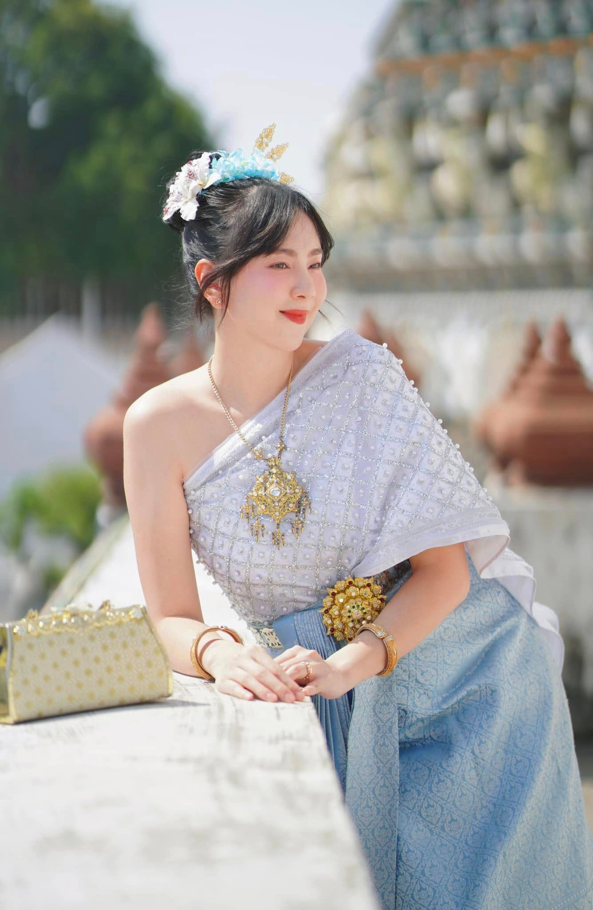 Trong loạt hình khác, Mai Ngọc khoe vẻ ngoài tươi trẻ, nhuận sắc trong trang phục truyền thống của Thái Lan.