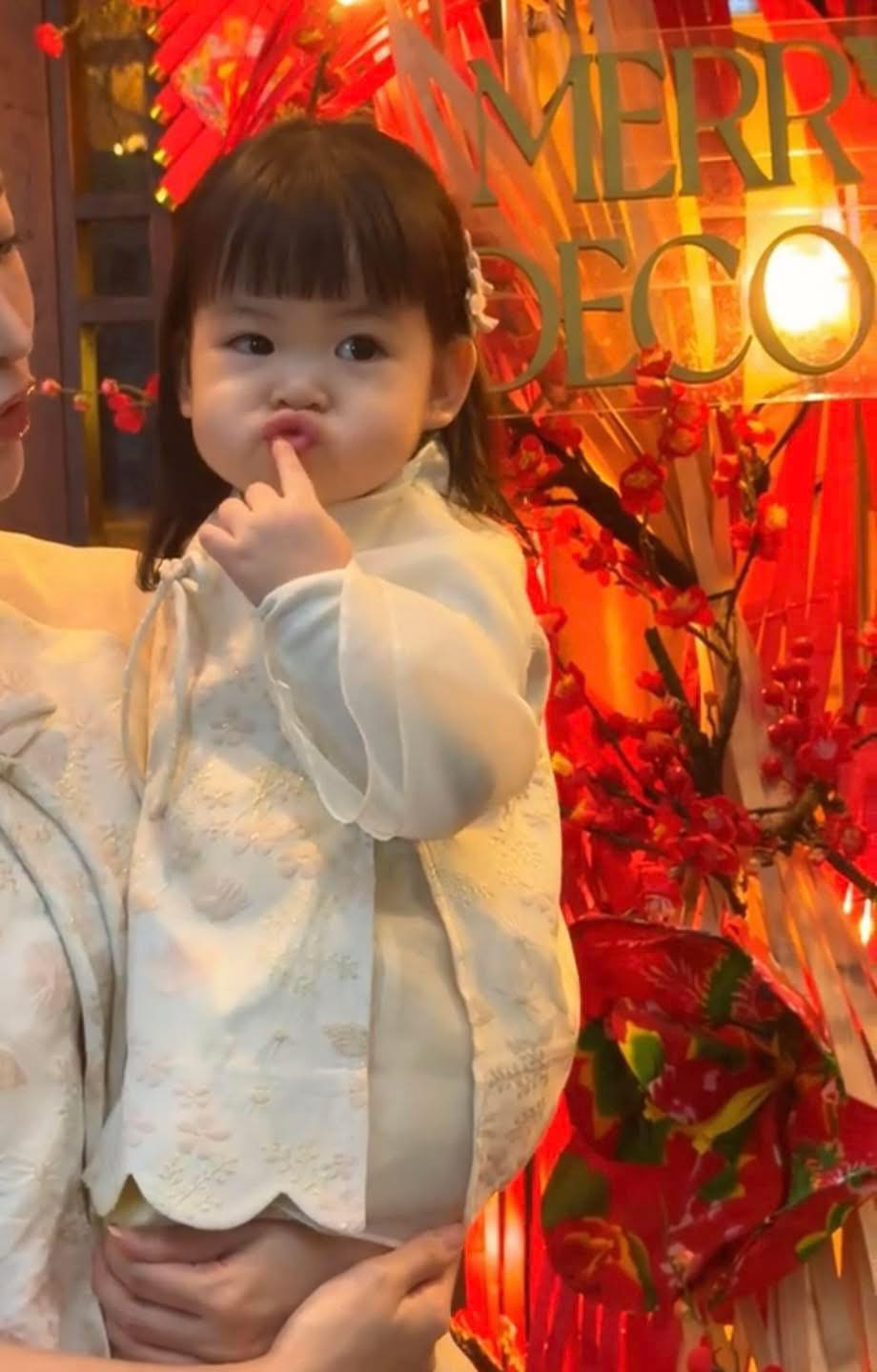 Cô bé cũng vô cùng tự tin, dạn dĩ khi tạo dáng trước ống kính cùng mẹ.