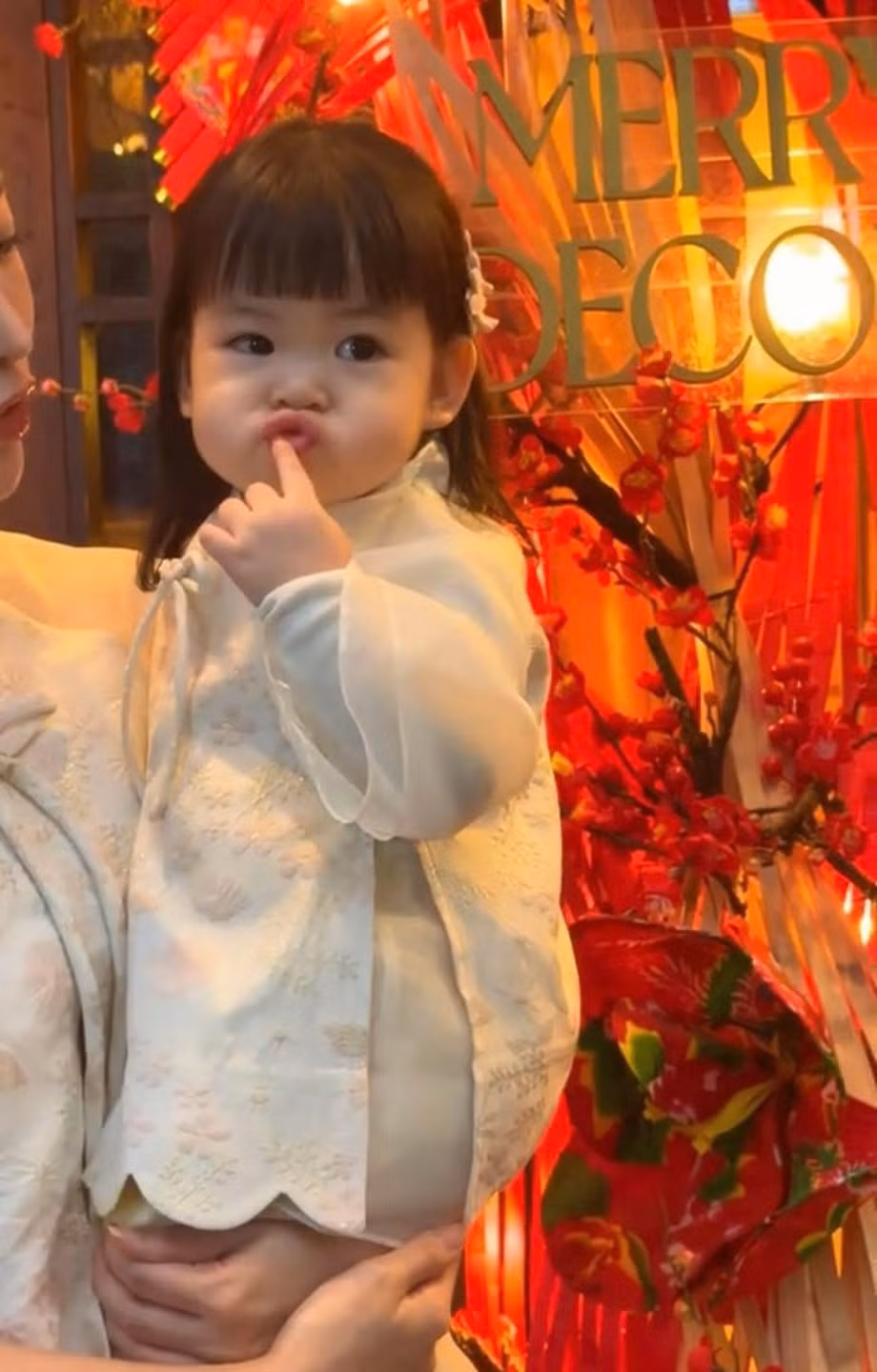 Cô bé cũng vô cùng tự tin, dạn dĩ khi tạo dáng trước ống kính cùng mẹ.