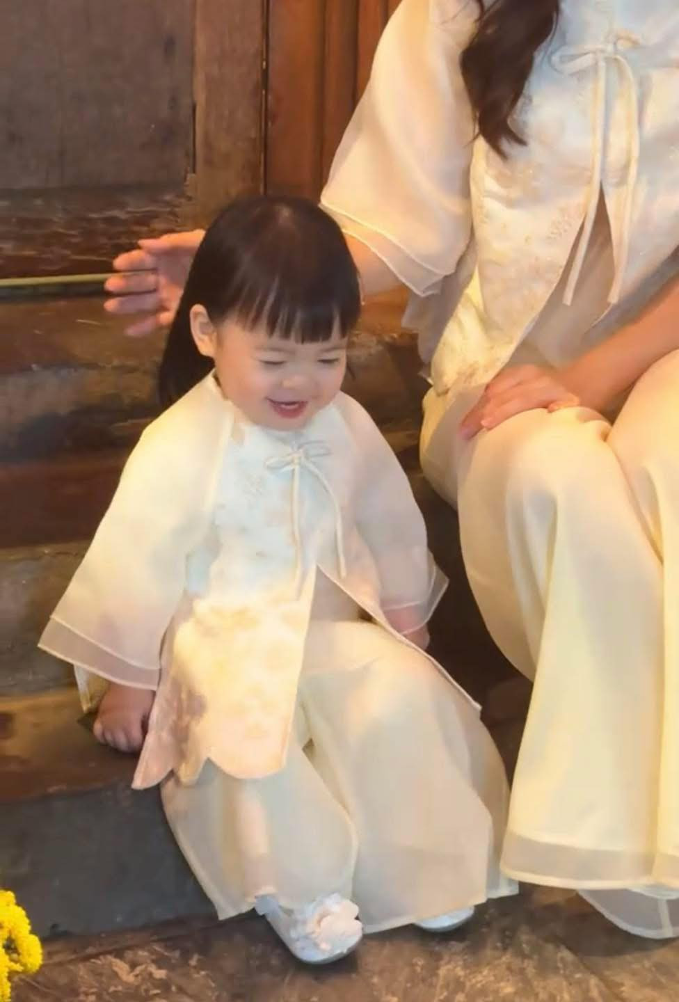 Một số fan khen ngợi khi lớn lên, cô bé hoàn toàn có tiềm năng bước chân vào showbiz và trở thành một mỹ nhân nổi tiếng như mẹ mình.