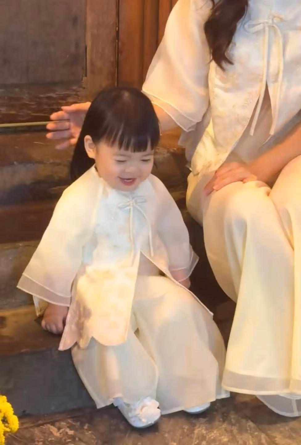 Một số fan khen ngợi khi lớn lên, cô bé hoàn toàn có tiềm năng bước chân vào showbiz và trở thành một mỹ nhân nổi tiếng như mẹ mình.