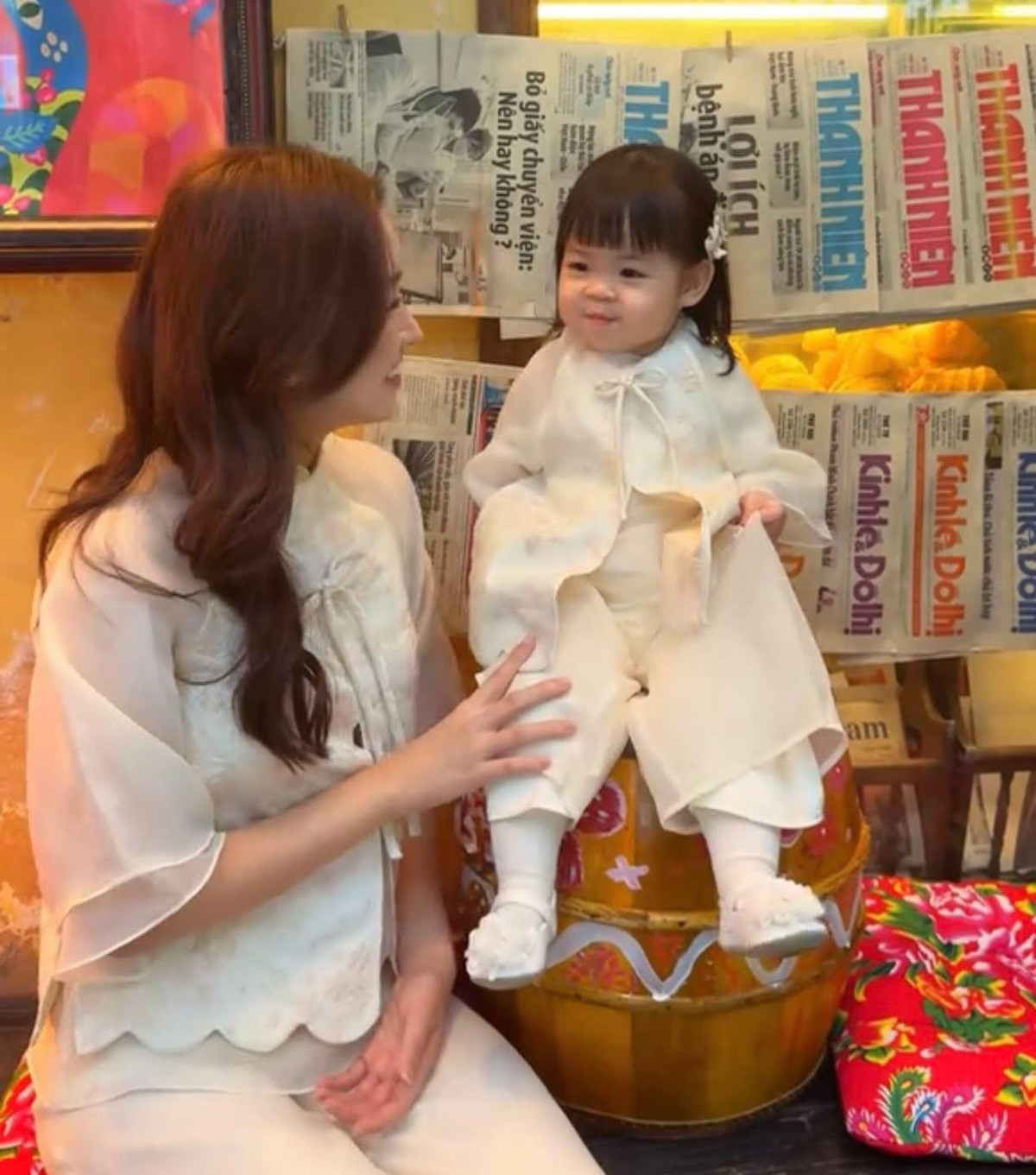 Bé Tuệ An, với đôi mắt tròn xoe, khuôn mặt bầu bĩnh và nụ cười tươi rói, thừa hưởng nhiều nét đẹp của mẹ.