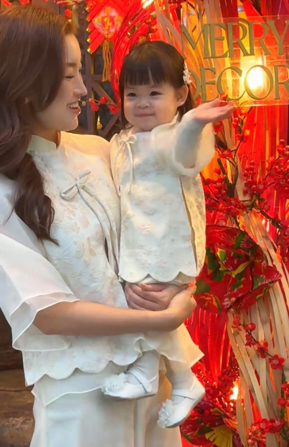 Đỗ Mỹ Linh cùng con gái diện đồ đôi tone màu trắng xinh xắn.