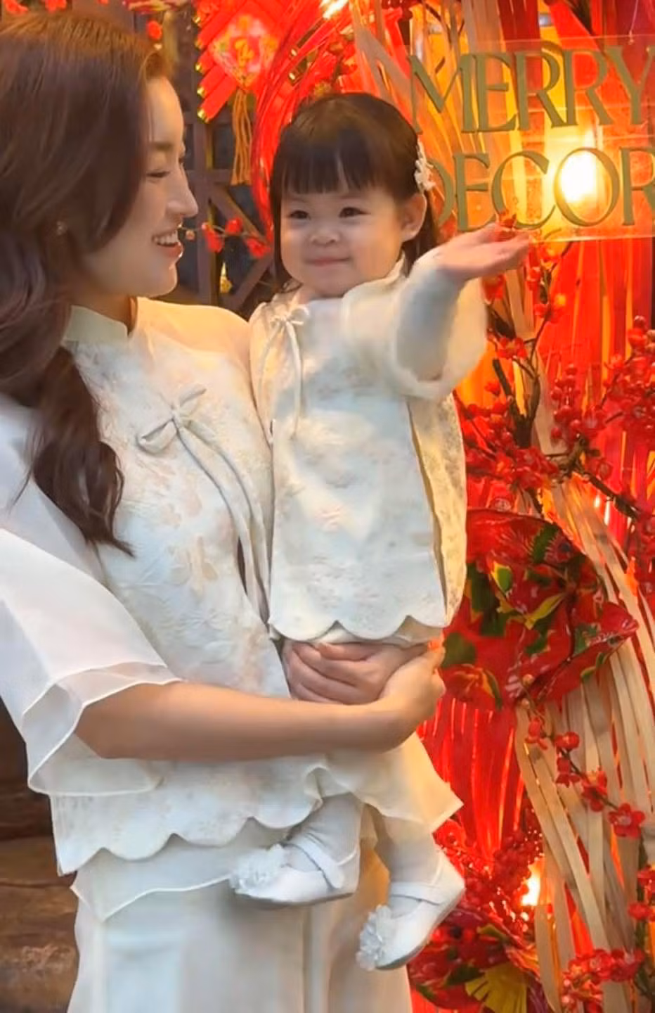 Đỗ Mỹ Linh cùng con gái diện đồ đôi tone màu trắng xinh xắn.