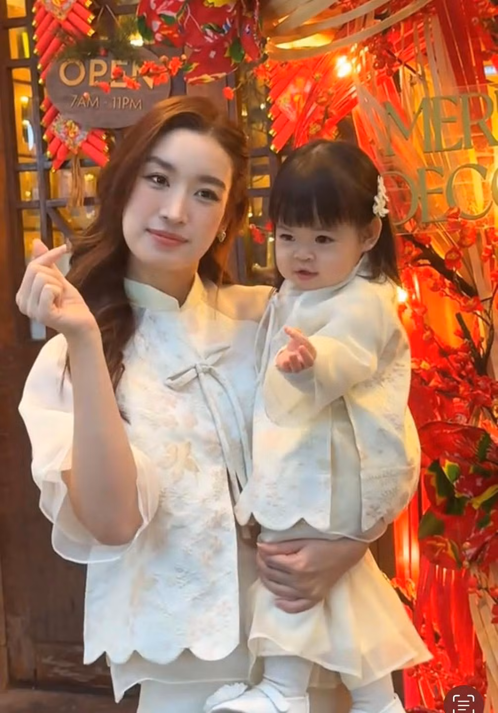 Mới đây, Hoa hậu Đỗ Mỹ Linh đăng tải một đoạn video ngắn ghi lại hình ảnh hai mẹ con diện áo dài đôi, đi chụp ảnh Tết. Cô viết về con gái: "Thiếu nữ nhà mẹ Linh".