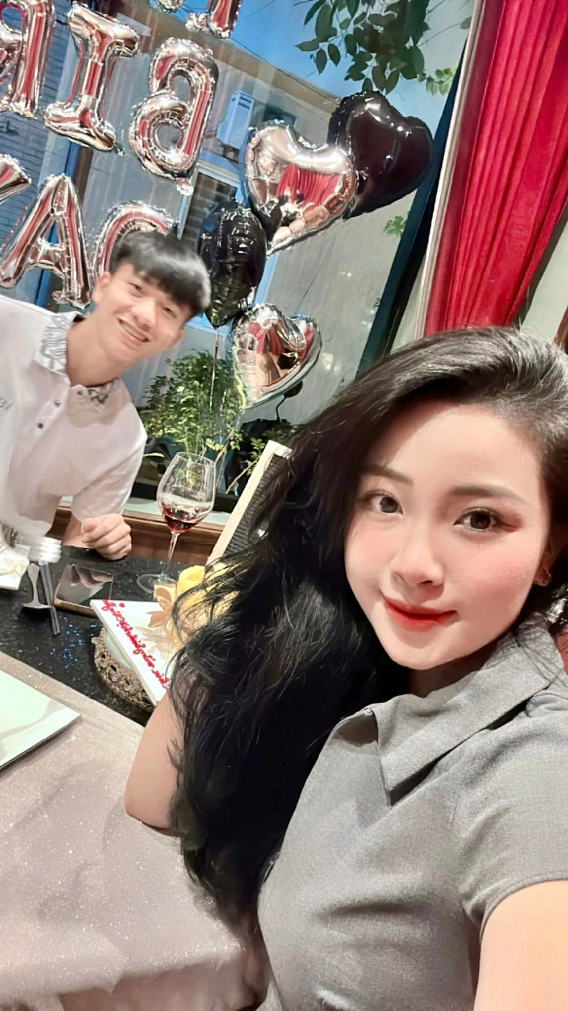 Dù có thể tự lập tài chính, thế nhưng Võ Nhật Linh vẫn luôn được chồng yêu chiều, chuyển tiền cho.