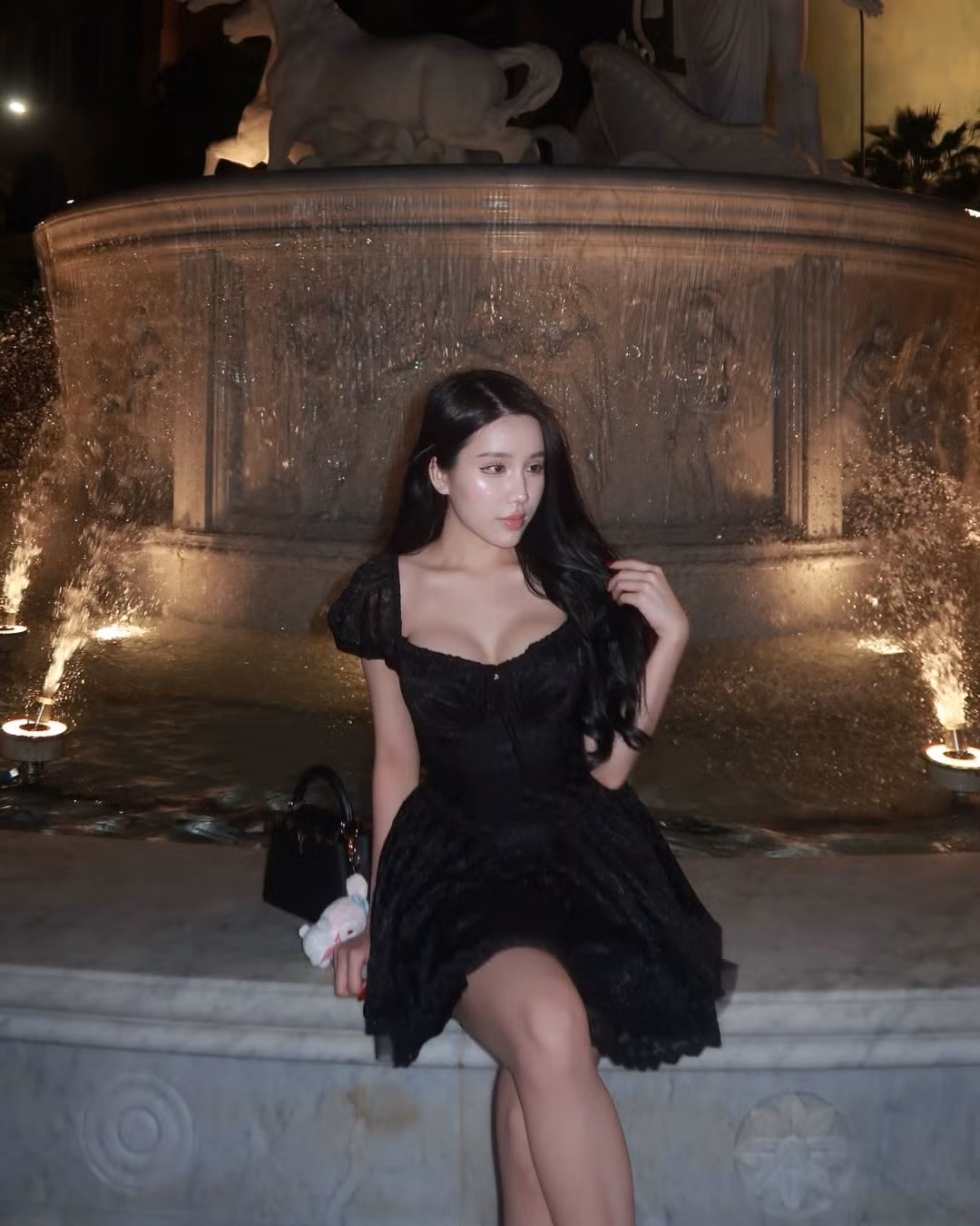 Cô nàng chỉ tranh thủ livestream giải trí sau cả ngày miệt mài làm việc trong công ty của gia đình.