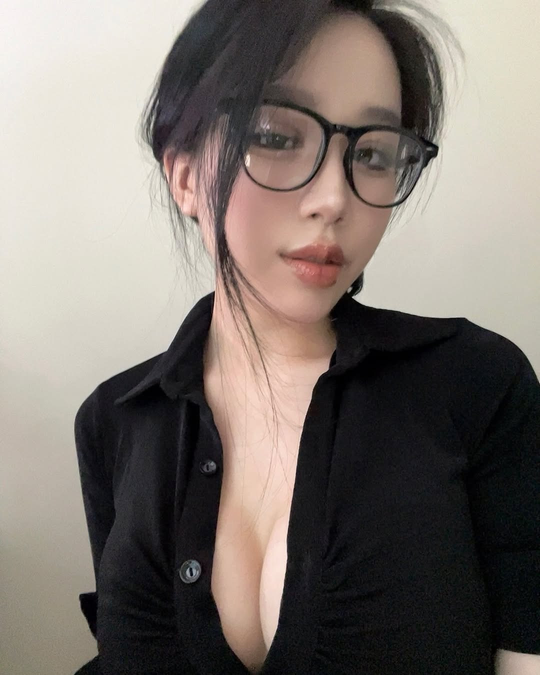 Dù thời gian phát sóng không nhiều thế nhưng nhan sắc và duyên ăn nói đã nhanh chóng giúp Yogurt có được cảm tình của đông đảo fan nam.