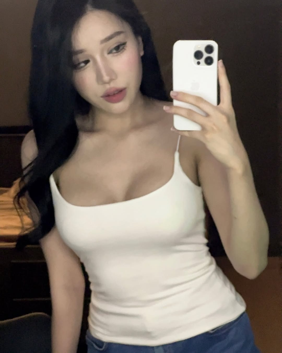 Cô nàng theo đuổi phong cách gợi cảm.