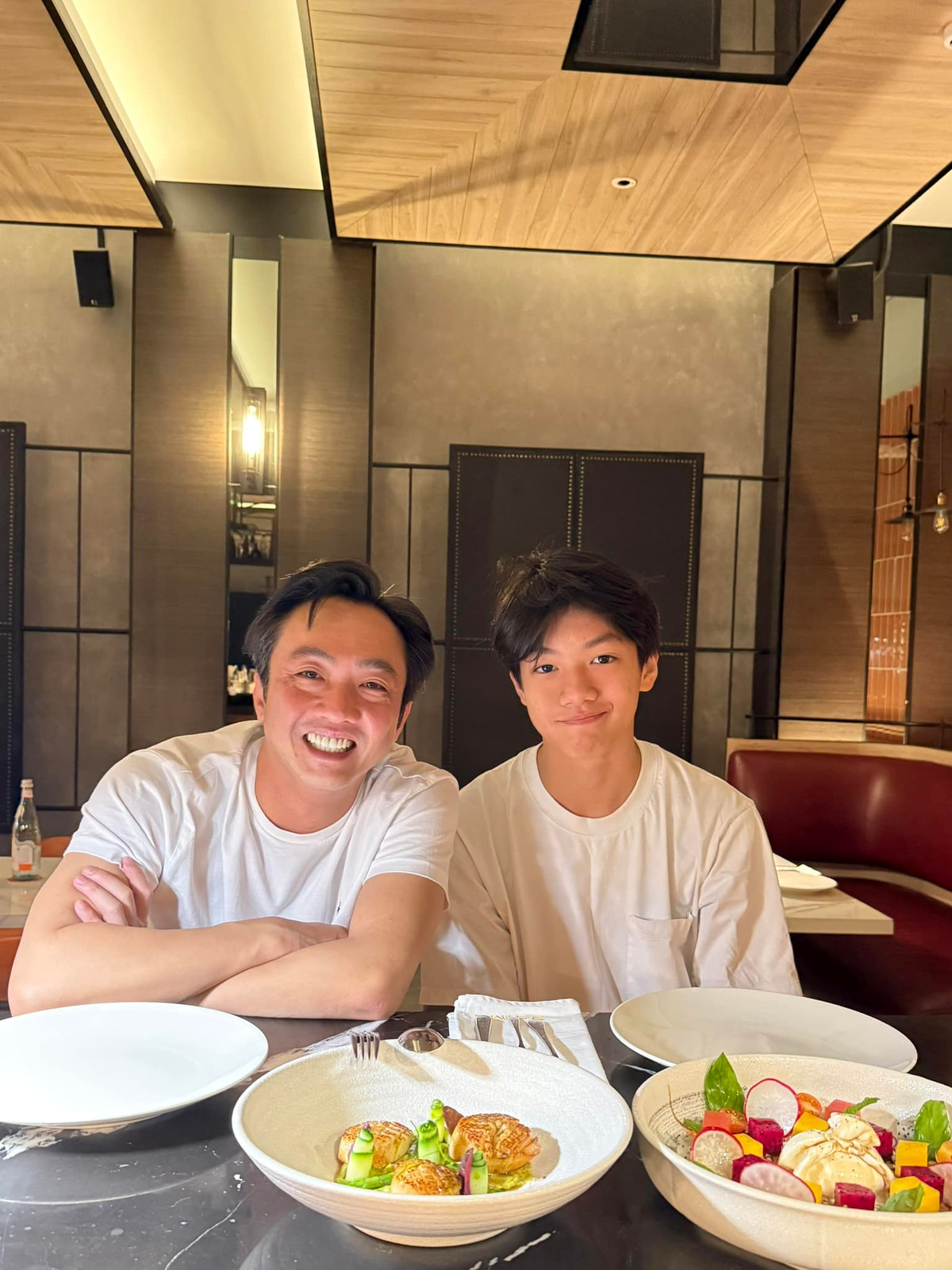 Sinh ra trong một gia đình nổi tiếng, Subeo - con trai của Hồ Ngọc Hà và Cường Đô La - luôn là cái tên thu hút sự chú ý của công chúng. Mới đây, Cường Đô La đăng tải bức ảnh ăn tối cùng với con trai. Nam doanh nhân hào hứng chia sẻ thêm: "Bữa tối đầu tiên năm 2025 của những người đàn ông trong nhà. Nhà có ba chàng trai nhưng chàng út thì đang ôm bình sữa ở nhà chưa, tham gia được với bố và anh hai".