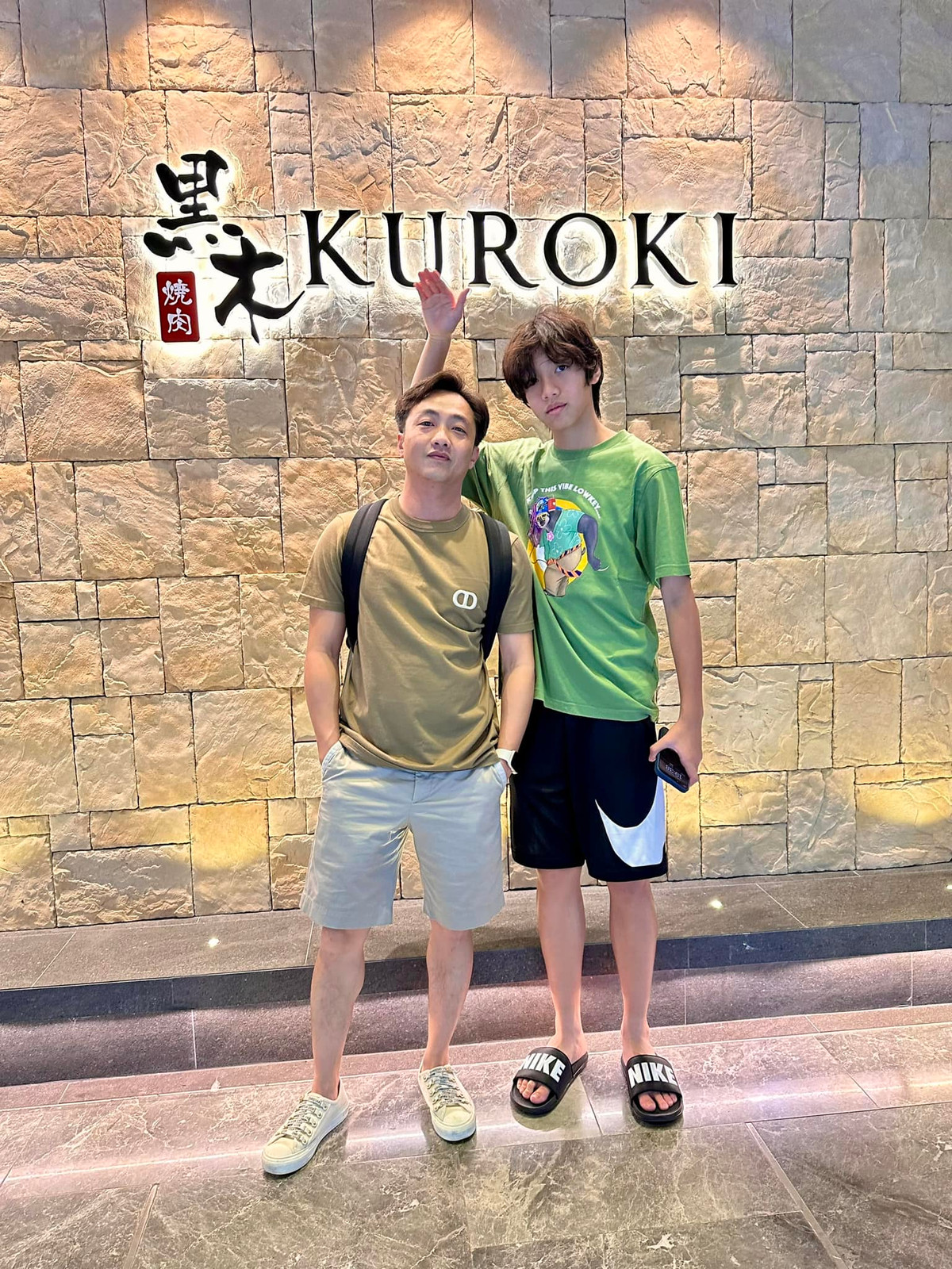 Cậu ấm nhà "doanh nhân phố núi" giờ đây đã trở thành một chàng thanh niên cao lớn, gương mặt tuấn tú, toát lên vẻ chững chạc.