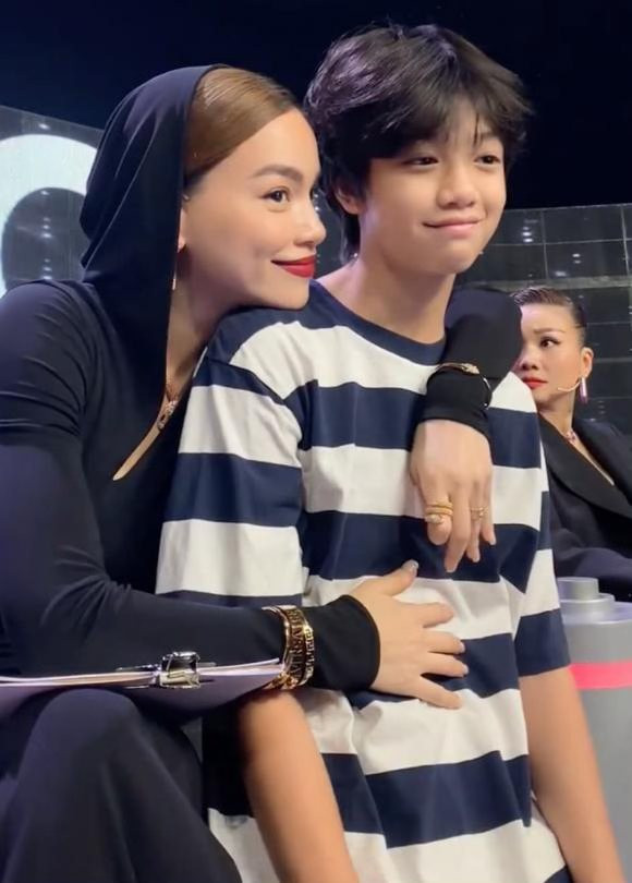 Cường Đô La từng chia sẻ Subeo là người tự lập, quần áo và kiểu tóc sẽ tự quyết định chứ không phụ thuộc vào bố mẹ. Trong khi đó, Hồ Ngọc Hà tự hào khoe con trai là cậu bé tâm lý, ngoan ngoãn, tuy ít nói nhưng rất biết quan tâm, để ý những người xung quanh.