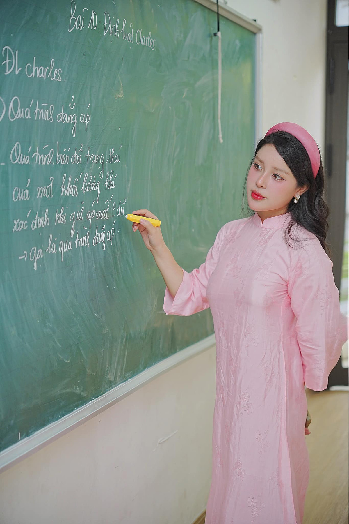 Cô Nga gây ấn tượng với nhan sắc như nàng thơ, cùng phong cách giảng dạy nhẹ nhàng, dễ hiểu giúp thu hút hàng trăm nghìn bạn trẻ vào học môn Vật lý.