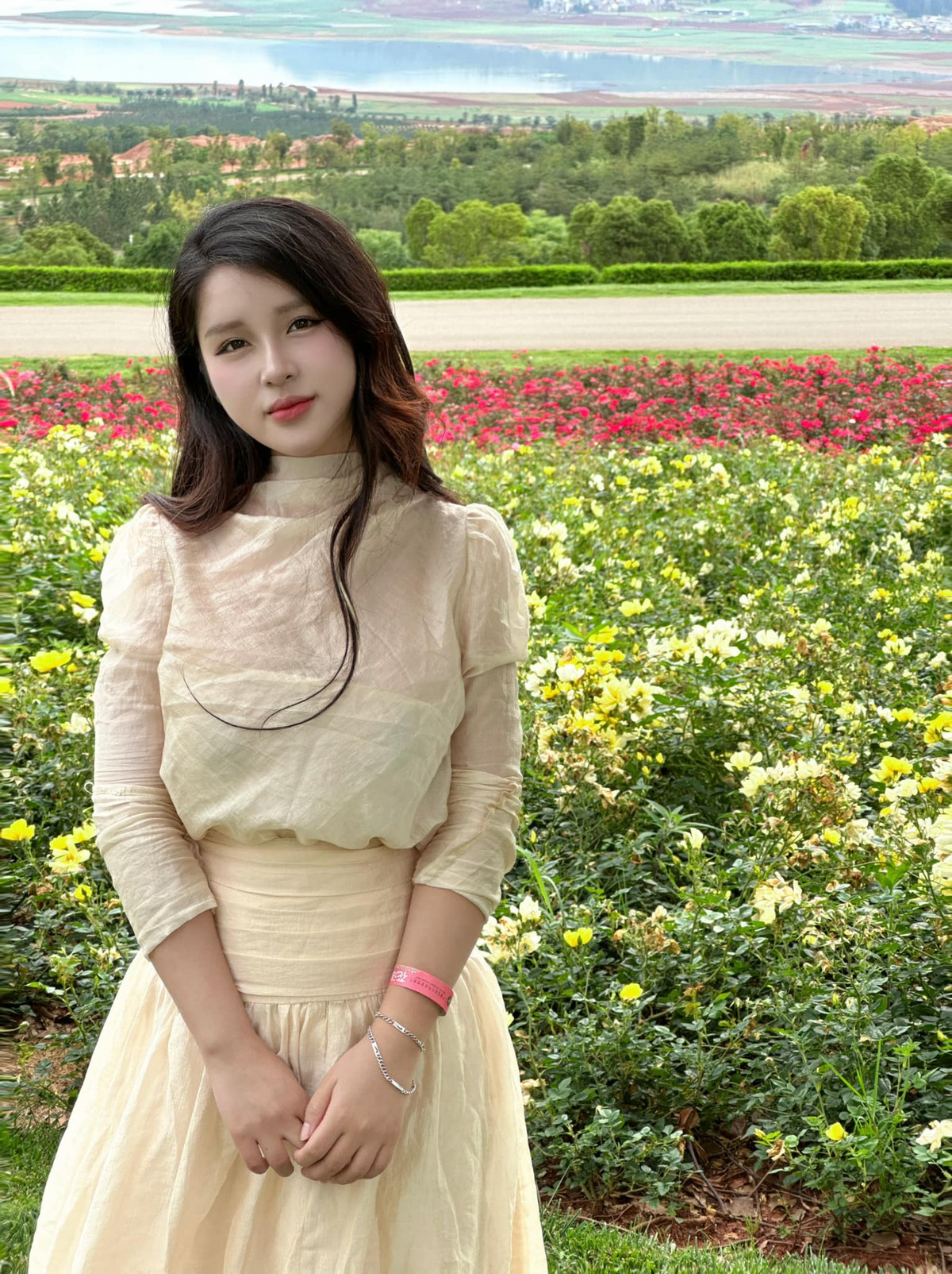 Cô nàng theo đuổi phong cách nhẹ nhàng, nữ tính. Nhan sắc của Thanh Nga được nhiều người nhận xét ngày càng thăng hạng.