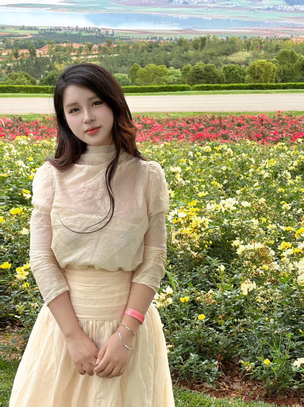 Cô nàng theo đuổi phong cách nhẹ nhàng, nữ tính. Nhan sắc của Thanh Nga được nhiều người nhận xét ngày càng thăng hạng.