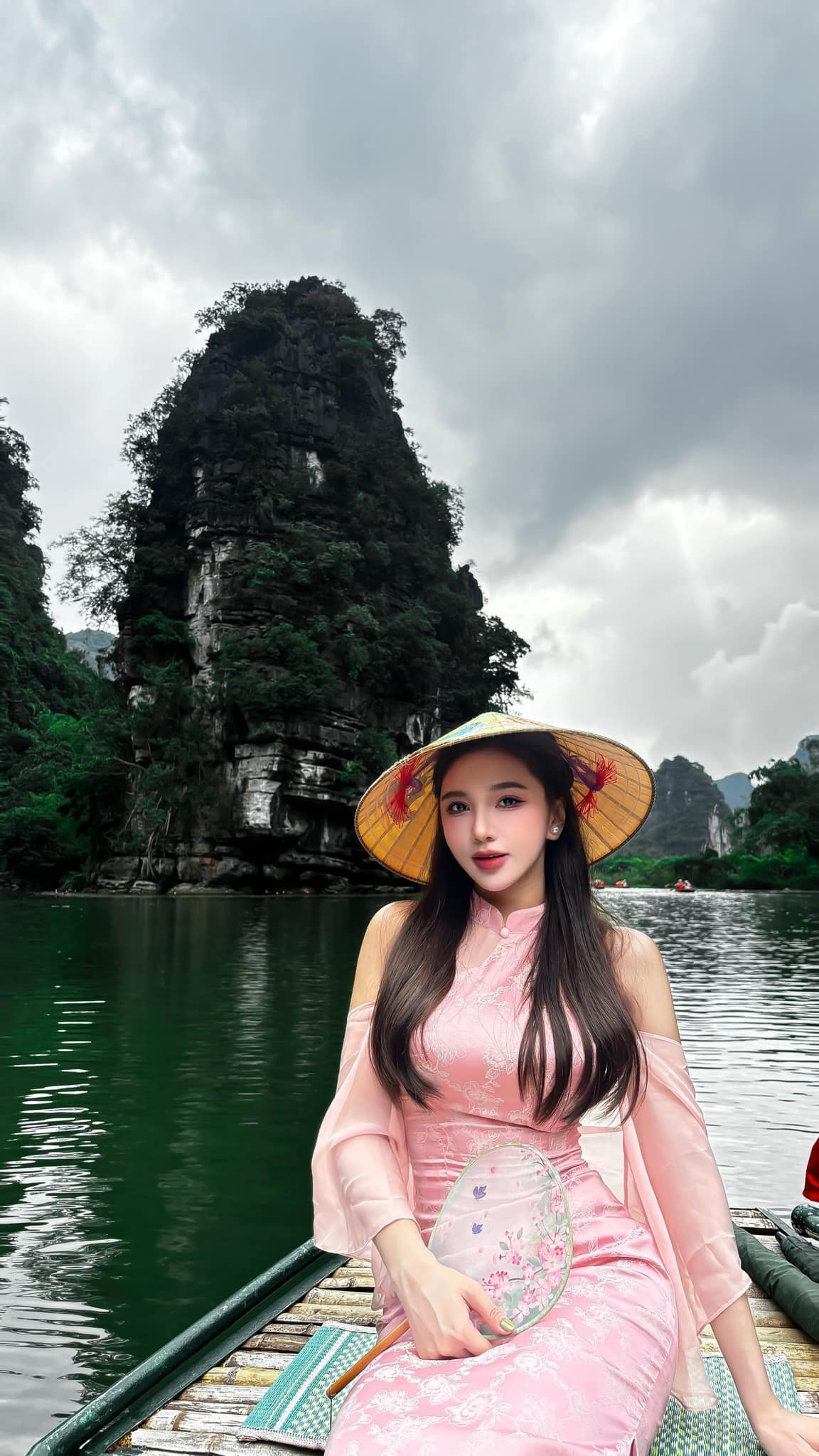 Cặp đôi từng có 4 năm yêu đường mặn nồng. Trong các trận đấu của tiền vệ ĐT Việt Nam và Thể Công Viettel, cô nàng đến từ Đồng Nai thường xuyên có mặt trên khán đài, thậm chí không ngại bay ra nước ngoài để cổ vũ bạn trai.